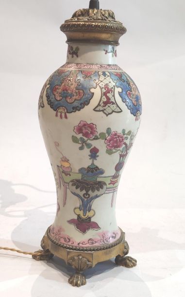 null Vase en porcelaine de la Chine à décor polychrome de mobilier et motifs fleuris,...