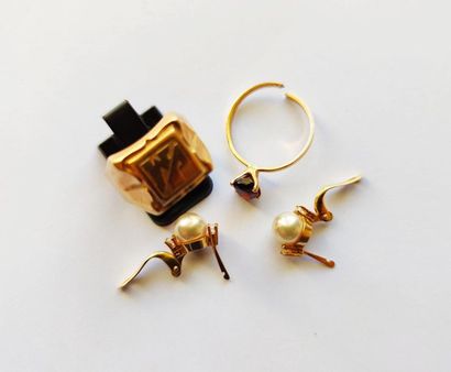 null SOLD IN DEBRIS
Yellow gold signet ring and small yellow gold ring. Gross weight:...