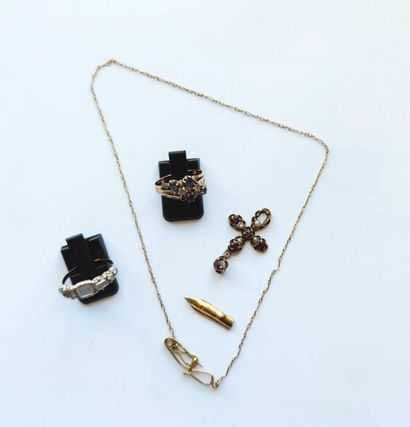 null Lot in 750°/00 yellow gold including two rings, a pendant cross, a child's necklace...