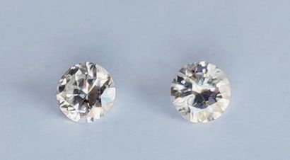 null Deux petits diamants, taille brillant, sur papier 