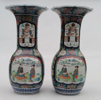 null Paire de grands VASES en porcelaine à long col cornet à décor polychrome de...