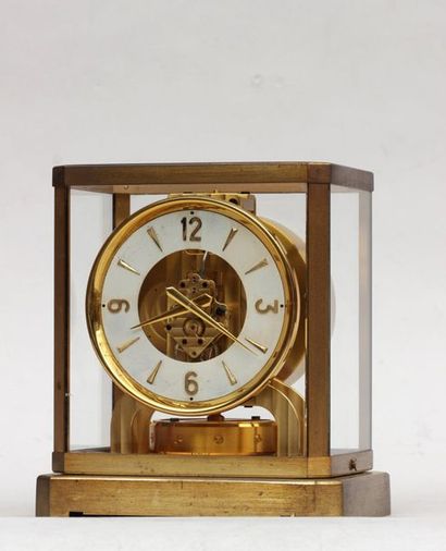 null JAEGER-LECOULTRE
Pendule, modèle ATMOS, la cage en laiton 
23.5 x 21 x 16 cm...