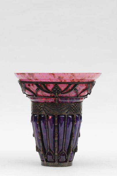 null DAUM and MAJORELLE
VASE with wide open neck in blown glassware coloured pink...