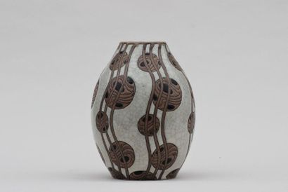 null Charles CATTEAU (1880-1966)
Vase en grés à décor de ronds et ondulations, signature...