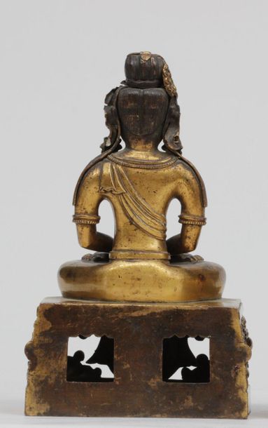 null STATUETTE, épreuve en bronze doré représentant  Bouddha assis en Amitayus sur...