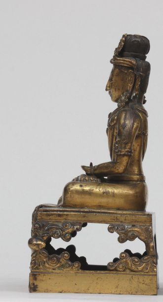 null STATUETTE, épreuve en bronze doré représentant  Bouddha assis en Amitayus sur...