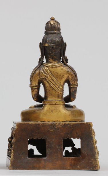 null STATUETTES, épreuve en bronze doré représentant  Bouddha assis en Amitayus sur...