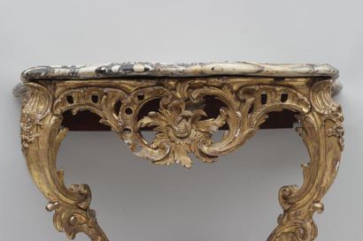 null CONSOLE en bois sculpté de style Rocaille Louis XV composée d'éléments anciens,...