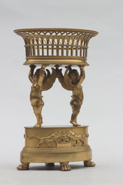 null COUPE CORBEILLE en bronze doré à motif de deux angelots supportant à bout de...