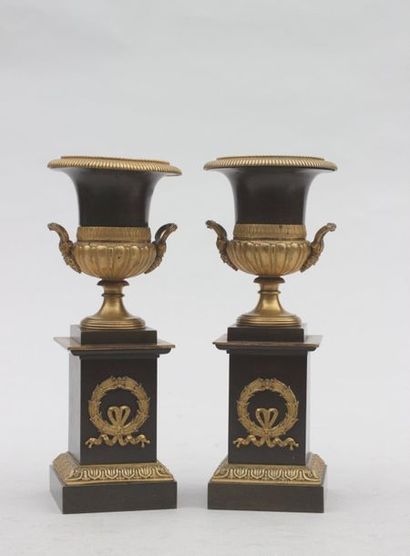 null Paire de cassolettes en bronze doré et patiné représentant deux vases de forme...