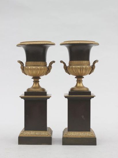 null Paire de cassolettes en bronze doré et patiné représentant deux vases de forme...