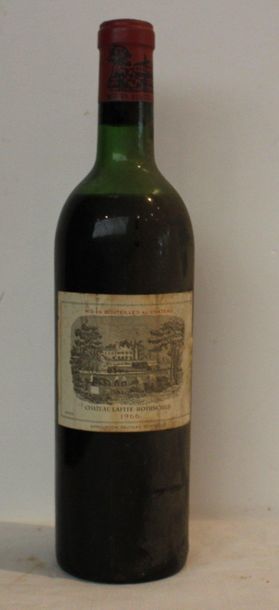 null 1 bout CHT LAFITE ROTHSCHILD 1966 (mi ép, étiq très lég tachée)