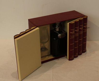 null 1 CARAFE OF HENNESSY COGNAC WITH 2 GLASSES IN A BOX