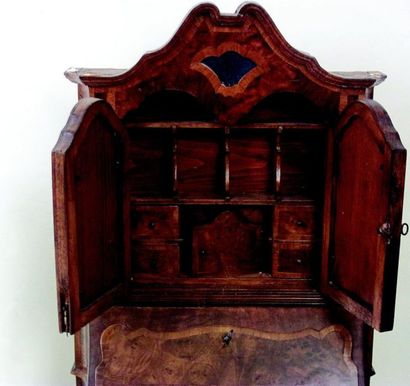 null Superb 17th century style storage cabinet with two opening doors at the top...