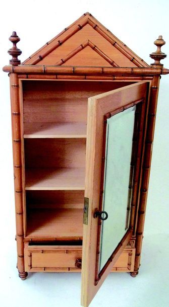  Cupboard with a glass door and a drawer at the bottom. Size: 55x33x13cm. With its...