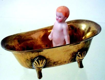  Jolie petite baignoire en métal cuivrée pour maison de poupées avec petit personnage...