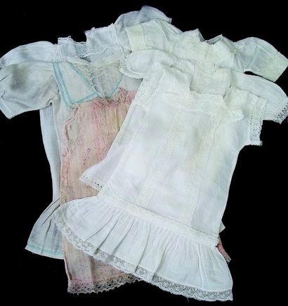 null Set of 6 original antique baby shirts. H 33 to 38 cm.
Group of 6 antique presentation...