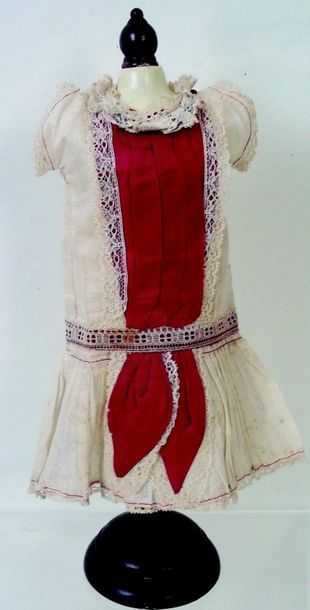  Très jolie chemises sans manches en coton blanc et rouge et dentelle. L 25 cm.