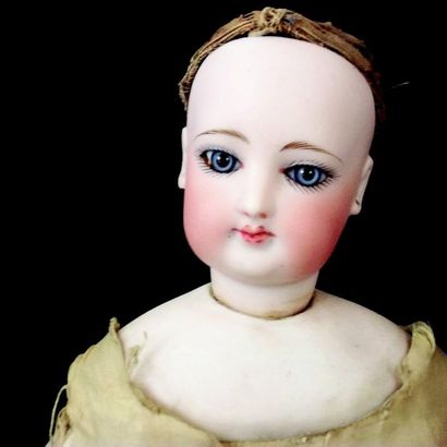 null Beautiful Parisian doll with a swivel head in pressed biscuit from the house...