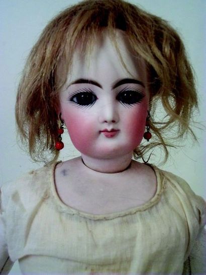 null Parisian doll by François GAULTIER with swivelling biscuit head on a collar,...