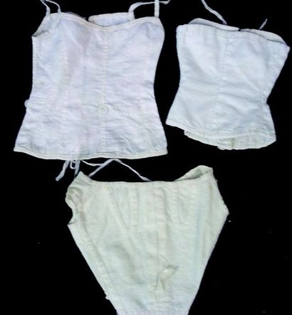 null Set of 3 antique corsets for parisian dolls H 11,12 and 14cm.(1860)
Group of...