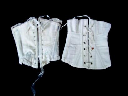 null -Deux rares corsets pour poupées parisiennes. H 10 et 11 cm (1860) Tissu imprimé.
Two...