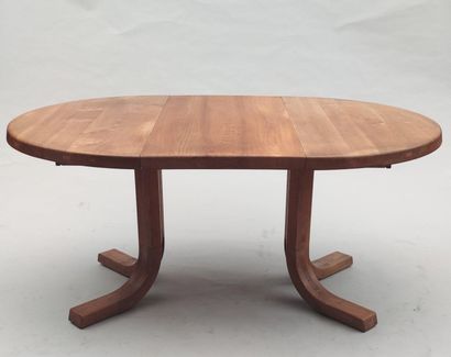 null Pierre CHAPO  (1927-1987)
TABLE  modèle T40 A en bois clair plein de forme ronde...