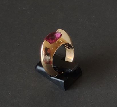 null Bague large en or 18K (750) carénée, ornée d'une tourmaline rose de forme ovale....