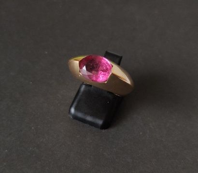 null Large 18K (750) gold ring with a pink tourmaline oval shape. Finger size: 52....