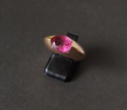 null Bague large en or 18K (750) carénée, ornée d'une tourmaline rose de forme ovale....