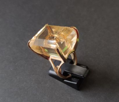 null 18K (750) gold ring, set with a rectangular citrine with cut off sides. Finger...