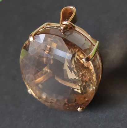 null Pendant in 18K (750) gold, decorated with an oval shaped citrine. Gross weight:...