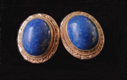 null Pair of earrings in 750°/00 yellow gold, each decorated with a lapis lazuli...