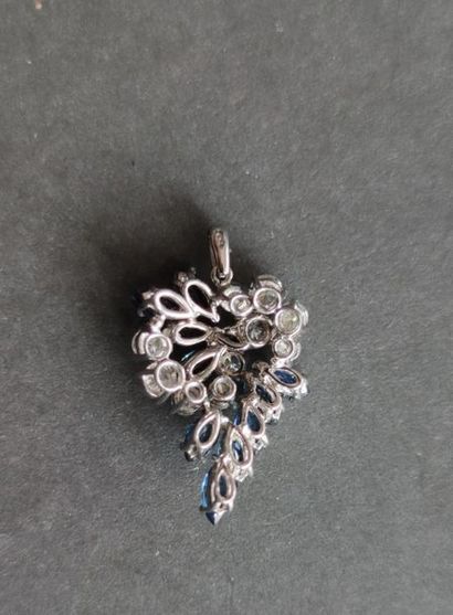 null PENDANT in 750°/°°° white gold in the shape of a bunch of grapes set with diamonds...