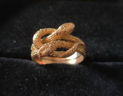 null BAGUE en or jaune 750°/°° à motif de deux serpents entrelacés, formant un anneau...