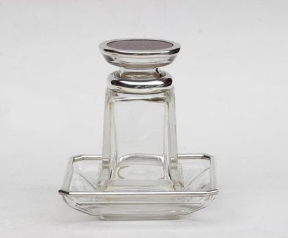 null CARAFON à alcool et son plateau présentoir en cristal, l'ensemble avec monture...