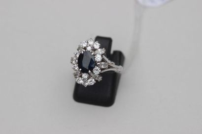 null MARQUED RING set with a sapphire in a setting of brilliants. Gross weight: 5.5g...