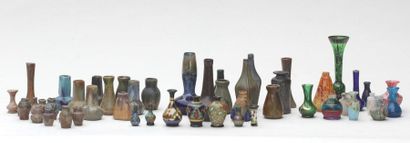 null Ensemble de 50 petits vases en grès flammé et en verrerie , XXeme siècle  (quelques...