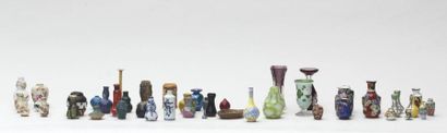 null Ensemble de 50 petits vases en grès flammé et en verrerie , XXeme siècle  (quelques...