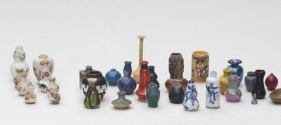 null Ensemble de 50 petits vases en grès flammé et en verrerie , XXeme siècle  (quelques...