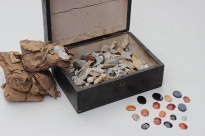  Veneer wood box comprising a large set of cabochons made of hard stones and unengraved...