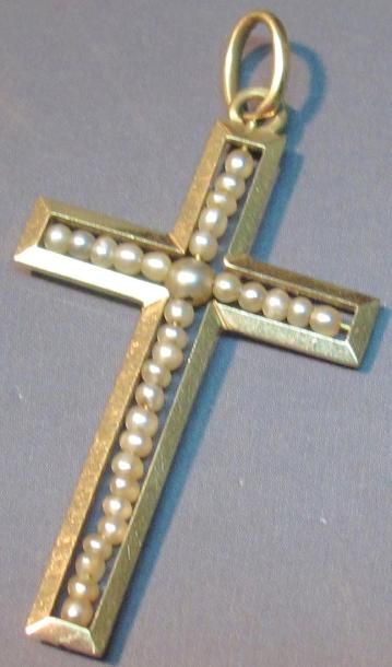 null Croix en or jaune sertie de perles fines. Vers 1930. Poids: 1.60 g