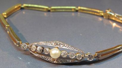 null Bracelet en or deux tons à motif central repercé serti d'une perle de culture...