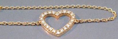 null Bracelet e or jaune centré d'un coeur serti de petits diamants taille brillant....