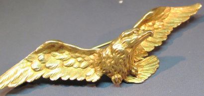 null Broche en or jaune, stylise un aigle aux ailes déployées. Travail du XIXe siècle....