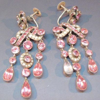 null Paire de pendants d'oreilles en argent sertis de demi perles et pierres roses....