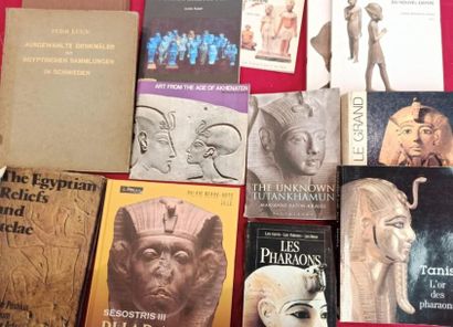 null Lot de documentation (13 ouvrages) sur la statuaire égyptienne.