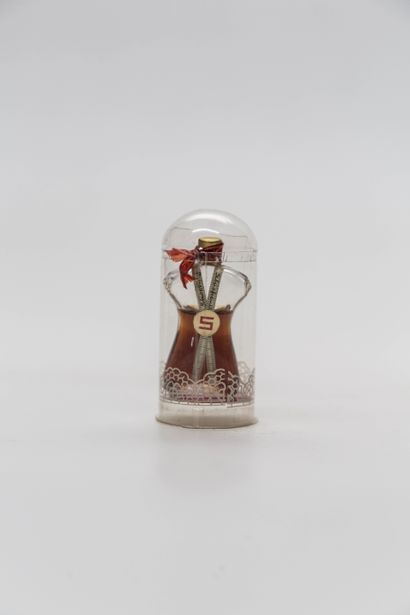 null Schiaparelli - "Shocking" - (1937)

Rare first-size bottle featuring a model's...