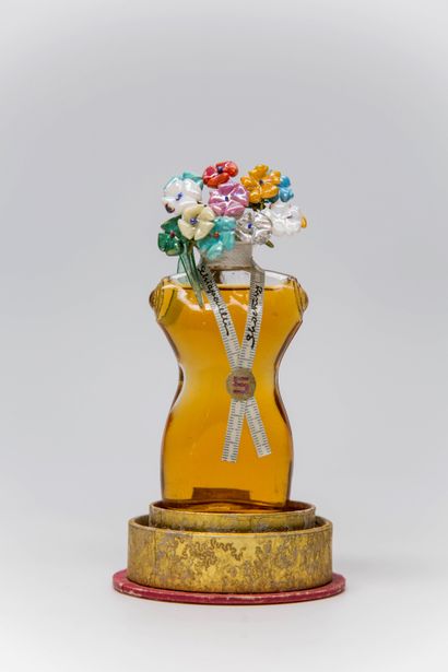 null Schiaparelli - "Shocking" - (1937)

Moulded colourless pressed glass bottle...