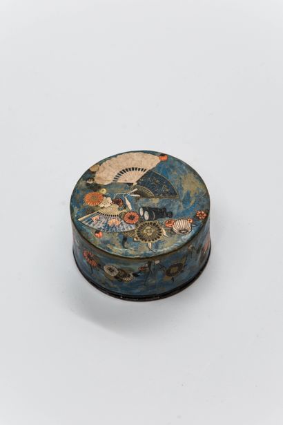 null Bourjois - "Marguerite Carré" - (1910)

Rare drum-shaped cylindrical powder...